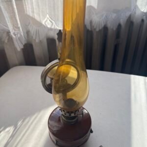 Lampa naftowa z lusterkiem i bursztynowym kloszem – PRL, lata 70.–80. XX wieku