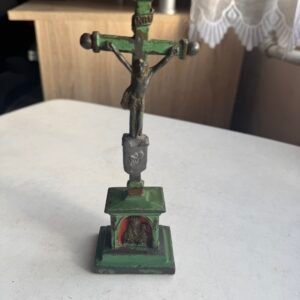 Metalowy krucyfiks stojący z miniaturową kapliczką w podstawie – wyrób dewocyjny, XX wiek