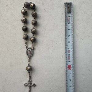 Różaniec z Medjugorje z metalowymi paciorkami w formie róż i medalikiem z ziemią z Medjugorje