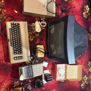 Commodore 64 – rozbudowany zestaw retro ze stacją dysków 1541, monitorem, magnetofonem, joystickami i kasetami