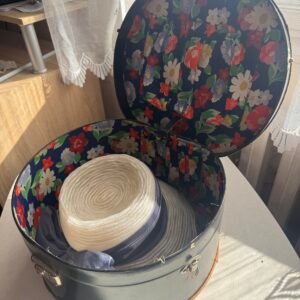 Vintage pudełko podróżne na kapelusz z damskim kapeluszem – lata 40.–60. XX wieku