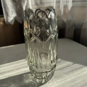 Vintage wazon ze szkła prasowanego z falowanym wylotem – PRL