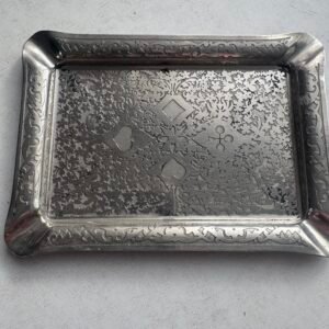 Metalowa tacka dekoracyjna z symbolami kart – vintage