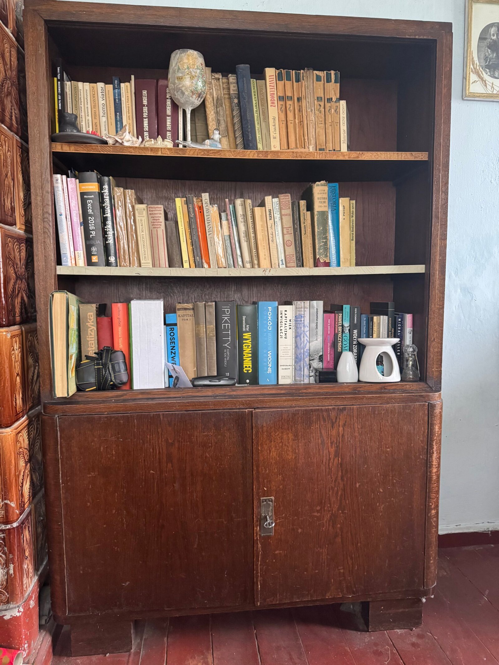 Biblioteczka / regał z dolną szafką – drewno i fornir, styl międzywojenny / wczesny PRL