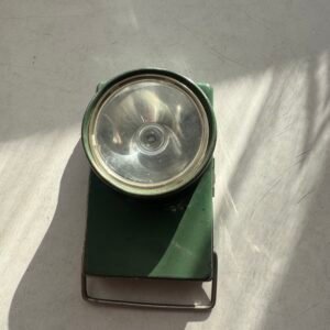 Vintage metalowa latarka bateryjna PRL – zielona