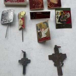 Zestaw historycznych przypinek i znaczków – Solidarność, Jan Paweł II, symbole patriotyczne i religijne