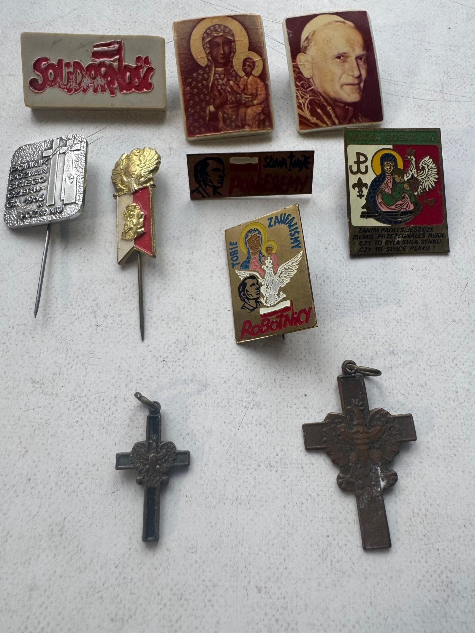 Zestaw historycznych przypinek i znaczków – Solidarność, Jan Paweł II, symbole patriotyczne i religijne