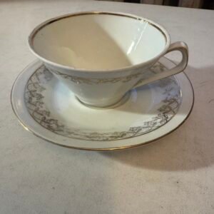 Filiżanka ze spodkiem Chodzież – porcelana ze złoconym ornamentem, vintage