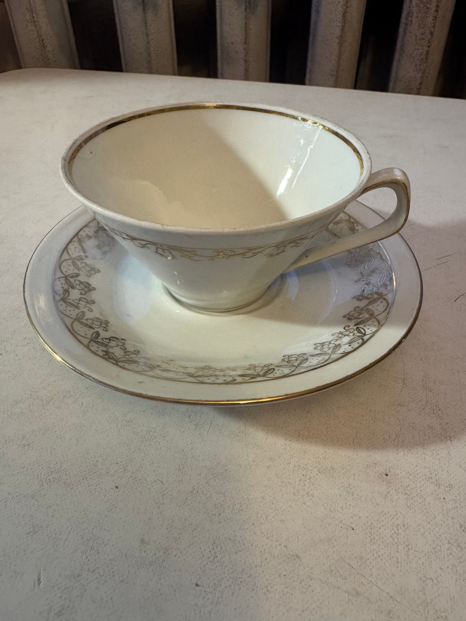 Filiżanka ze spodkiem Chodzież – porcelana ze złoconym ornamentem, vintage
